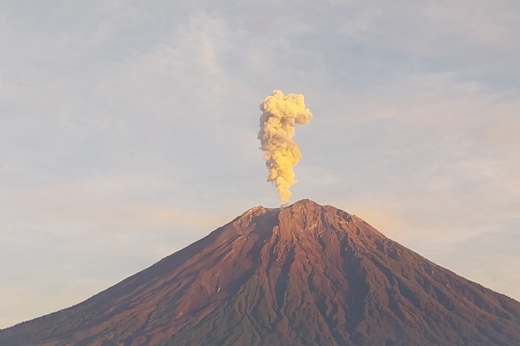 Visual erupsi Gunung Semeru dengan letusan setinggi 900 meter, Selasa (10/6/2025).