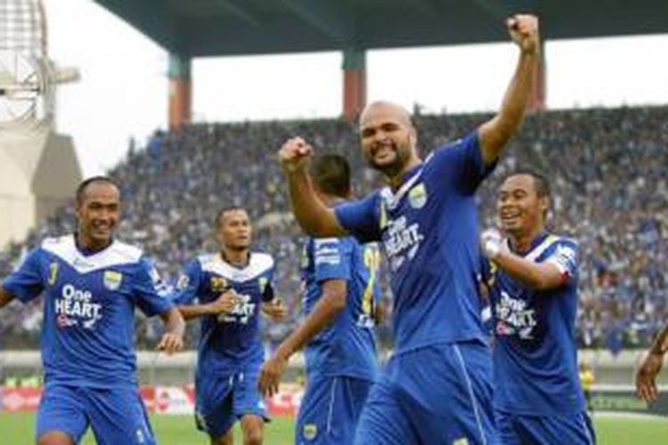 Bomber Persib Bandung, Sergio van Dijk (tengah) bersama rekan-rekannya. 