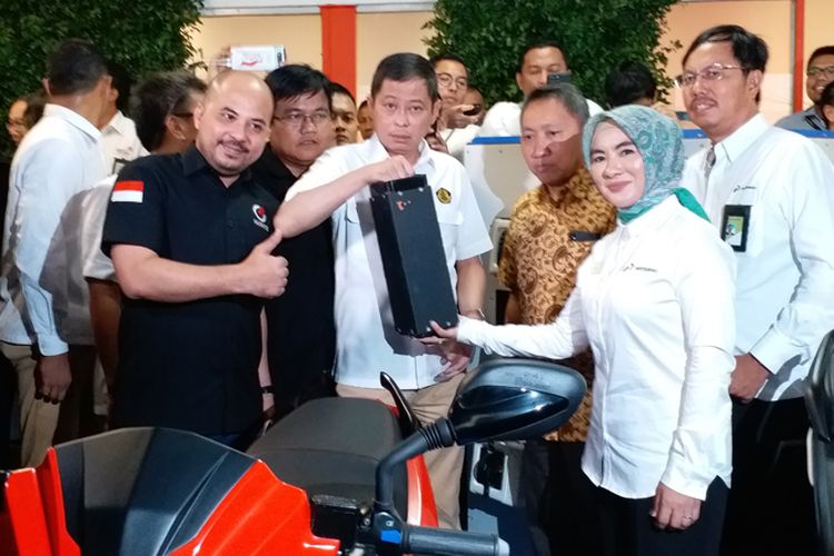 Selain charging station, tersedia layanan swapping bateri untuk motor listrik .