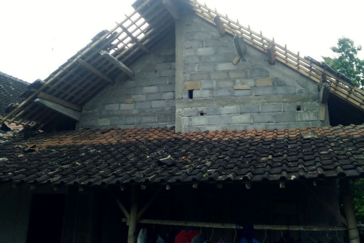 Atap rumah sejumlah warga di Desa Sambigede, Kecamatan Binangun, Kabupaten Blitar, Jawa Timur beterbangan diterjang angin puting beliung, Kamis (17/2/2022)