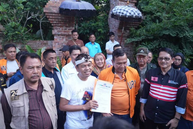 Dedi Mulyadi menerima dukungan dari sembilan parpol non parlemen untuk maju di Pilkada Jabar 2024 di Lembur Pakuan, Subang, Jawa Barat, Minggu (25/8/2024).