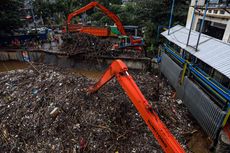 Sampah Kiriman Menumpuk di Pintu Air Manggarai