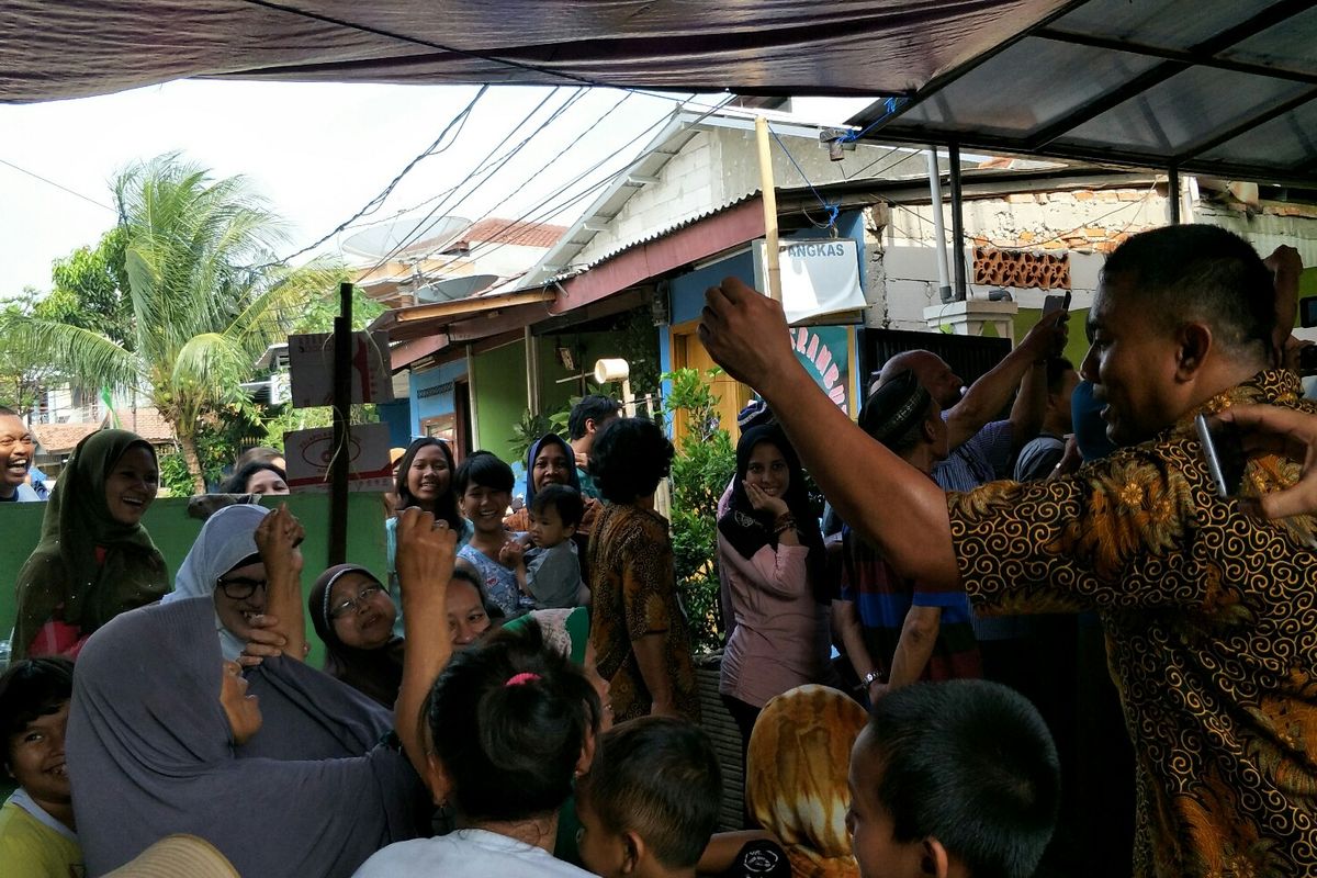 Warga di TPS 046, Jalan Petamburan bersorak saat mengetahui suara Prabowo unggul di TPS-nya, Rabu (17/4/2019)