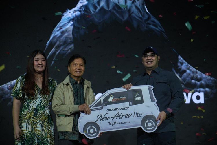 Taman Safari Indonesia (TSI) menghadiahkan 1 unit mobil listrik Wuling Air EV Lite kepada peraih Grand Prize IAPVC 2025 Adhitya Wibhawa pada malam penghargaan yang digelar di MGP Space, SCBD Jakarta, Sabtu (8/11/2025). 