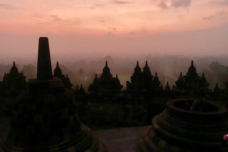 Menikmati Borobudur dalam keheningan pagi.