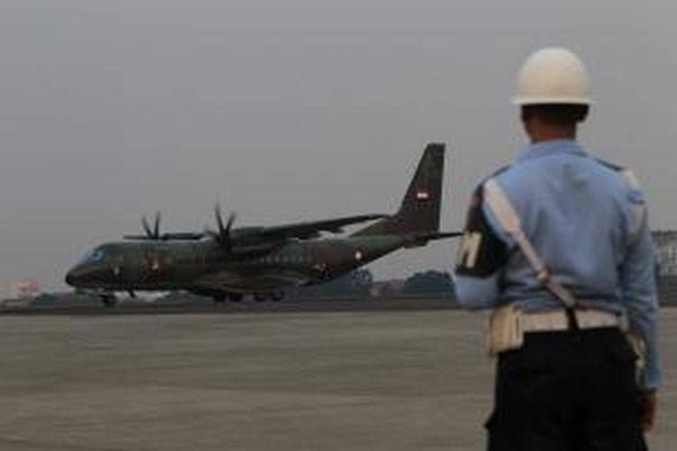 Pesawat yang membawa jenazah korban jatuhnya pesawat Hercules C-130 TNI AU di Medan, tiba di Lanud Halim Perdanakusuma, Jakarta Timur, Rabu (1/7/2015). Pesawat jatuh pada Selasa 30 Juni kemarin, pukul 12.08 WIB, saat hendak menuju Tanjung Pinang. Upacara penyambutan 16 jenazah tersebut dipimpin langsung oleh Presiden Joko Widodo.