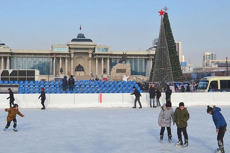Gelanggang es di Central Square di Ulaanbaatar, Mongolia. Ulaanbaatar adalah salah satu kota paling dingin di dunia.