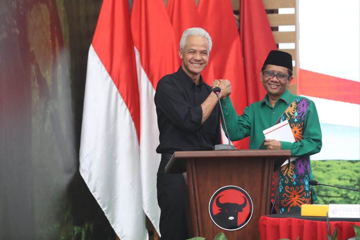Menteri Koordinator Bidang Politik, Hukum dan Keamanan (Menko Polhukam) Mahfud MD secara resmi ditunjuk sebagai calon wakil presiden (cawapres) dari calon presiden (capres) Ganjar Pranowo oleh Ketua Umum (Ketum) PDI-P Megawati Soekarnoputri di Kantor DPP PDI-P, Jalan Diponegoro, Jakarta Pusat, Rabu (18/10/2023).