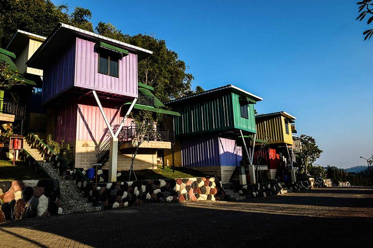 Hotel kontainer Jeep Station Indonesia Resort.