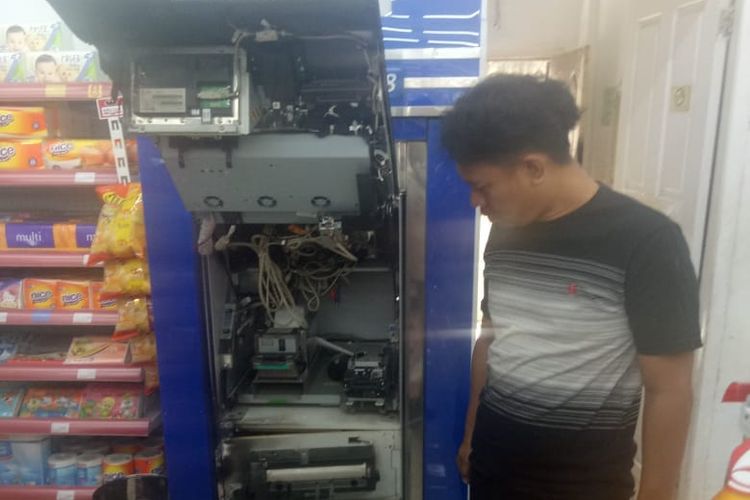 Mesin ATM yang berada di dalam salah satu toko minimarket di Palembang, Sumatera Selatan dijebol.
