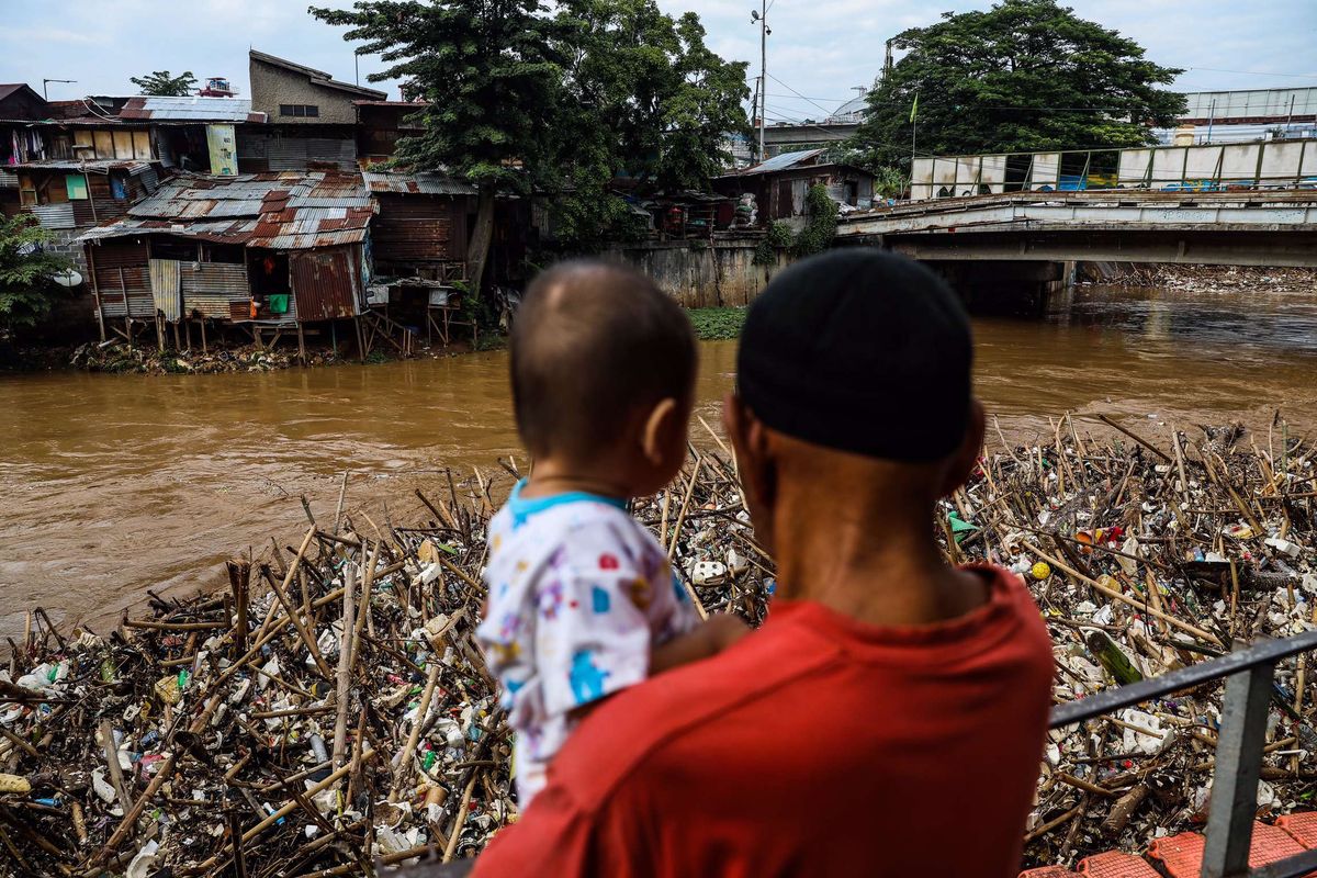 Suasana debit air di bantaran sungai ciliwung naik di Kawasan Manggarai, Jakarta Pusat, Selasa (22/9/2020). Sebelumnya, Bendung Katulampa, Bogor, Jawa Barat berstatus siaga 1 dengan tinggi muka air (TMA) mencapai 240 sentimeter pada pukul 18.00 WIB. Hal tersebut dikarenakan wilayah Bogor, Jawa Barat diguyur hujan deras.