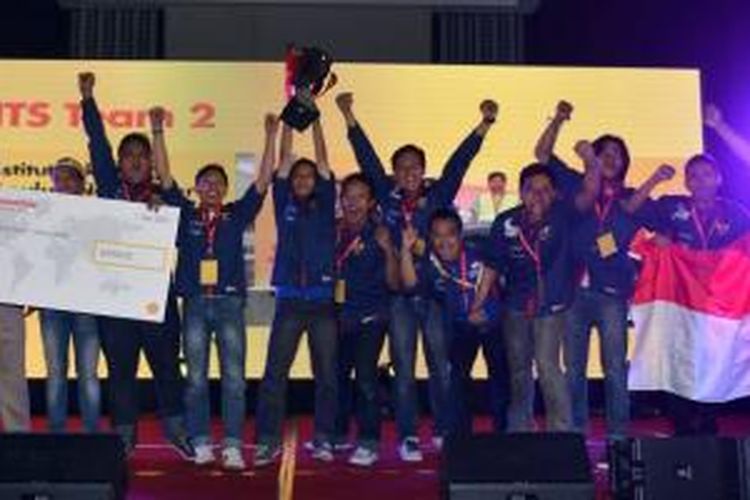 Tim ITS 2 dari Institut Teknologi Sepuluh Nopember, Indonesia pemenang kategori Shell Fuel Save Diesel Urban Concept 