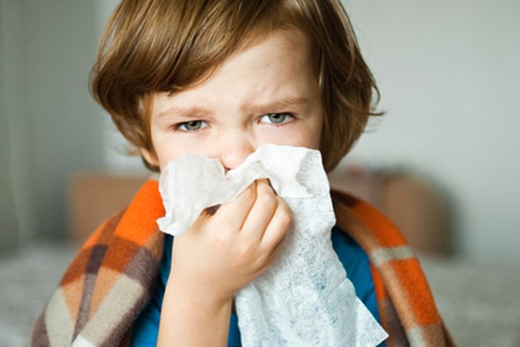 Ilustrasi anak mengalami rhinitis alergi, kenapa rhinitis alergi tidak kunjung sembuh
