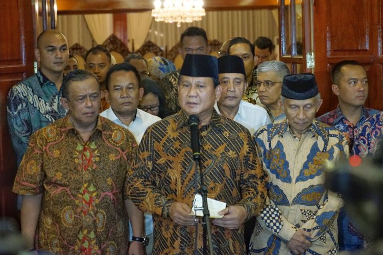 Calon presiden Prabowo Subianto saat memberikan keterangan pers terkait dugaan penganiayaan yang dialami Ratna Sarumpaet, di kediaman pribadinya, Selasa (2/10/2018) malam.