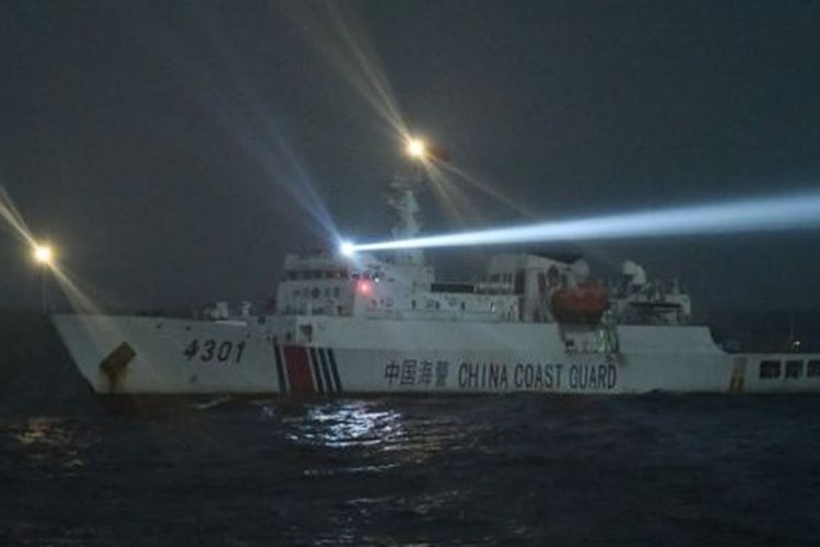 Kapal Coast Guard China-4301 membayangi KRI Usman Harun-359 di ZEE Indonesia, Utara Pulau Natuna, Sabtu (11/1/2020) dini hari. 