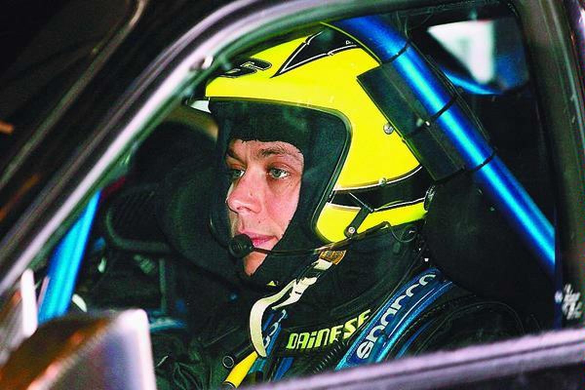 Valentino Rossi, duduk di belakang setir Subaru Impreza WRC, ketika mengikuti Reli Selandia Baru, November 2006. Ia berencana untuk kembali mengikuti WRC di Wales, Inggris, akhir November nanti.  