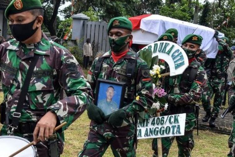 Pemakaman Pratu Anumerta Ginanjar Arianda di Taman Makam Pahlawan Kusuma Bangsa, Kota Banjar, Jawa Barat, Rabu (17/02). Ia tewas dalam kontak tembak dengan kelompok bersenjata di Intan Jaya, Papua, (15/02).