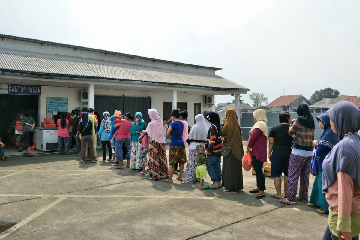 Warga sedang mengantre untuk bisa membeli bahan pangan dengan Kartu Jakarta Pintar di Pasar Cibubur, Sabtu (19/5/2018). 