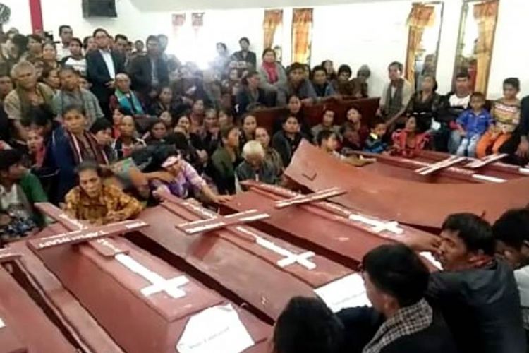 Proses pemakaman korban bencana longsor di Desa Halado, di GKPI Aek Rihit, Kecamatan Pintu Pohan, Kabupaten Tobasa, Jumat (14/12/2018).