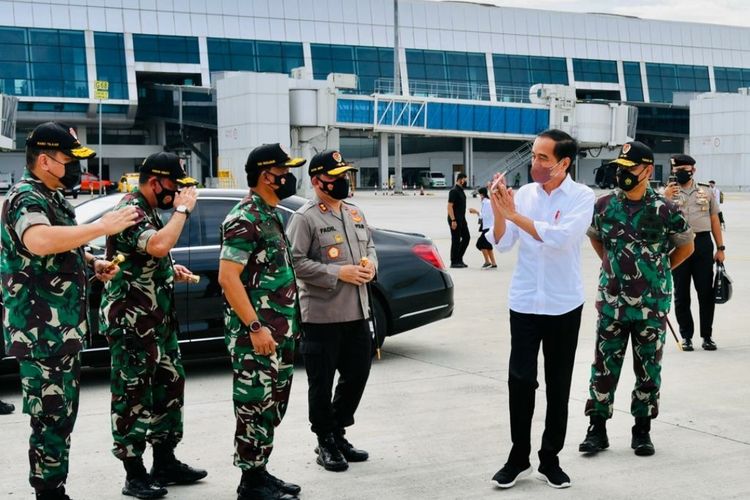 Presiden Joko Widodo saat akan bertolak menuju Provinsi Sulawesi Tengah dalam rangka kunjungan kerja, pada Kamis (24/2/2022)