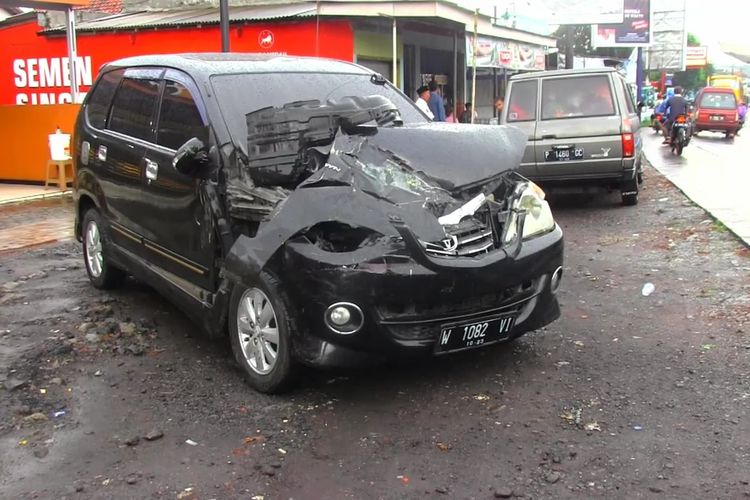 Kondisi mini bus usai alami kecelakaan beruntun di Jalan Raya Klakah, Kabupaten Lumajang, Minggu (27/3/2022)