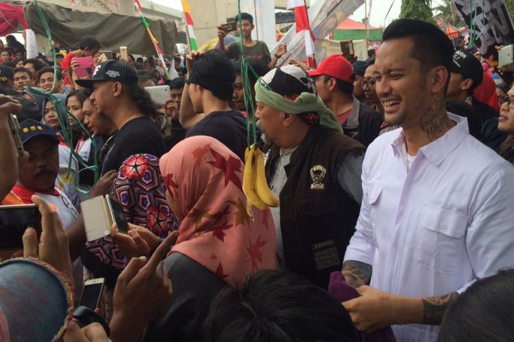 Tora Sudiro, Indro Warkop, dan Vino G Bastian mengikuti lomba makan pisang dalam Festival Kalimalang di kawasan Kalimalang, Jakarta Timur, Kamis (17/8/2017) sore.