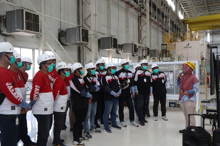 Perdana, Komunitas Sepeda Motor Kunjungi Pabrik Mobil Daihatsu di Karawang?