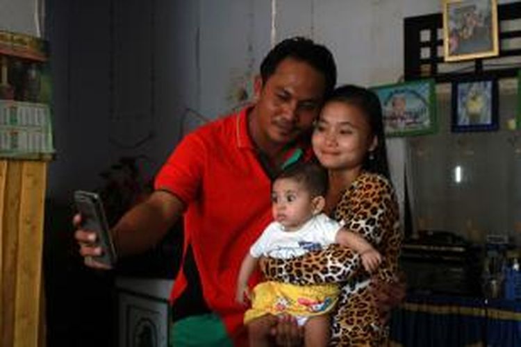 Joko Setyo Sunaryo alias Naryo mengabadikan moment 'selfie' bersama salah satu istri dan anaknya saat berada dirumahnya di Ngabang, Kabupaten Landak, Kalimantan Barat (7/11/2015)