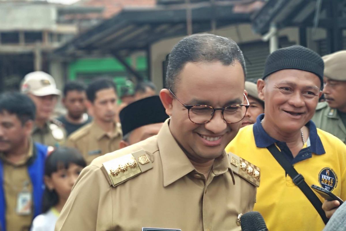 Gubernur DKI Jakarta Anies Baswedan mengunjungi Jalan Arus, Cawang, Jakarta Timur yang terendam banjir, Selasa (6/2/2018) siang.