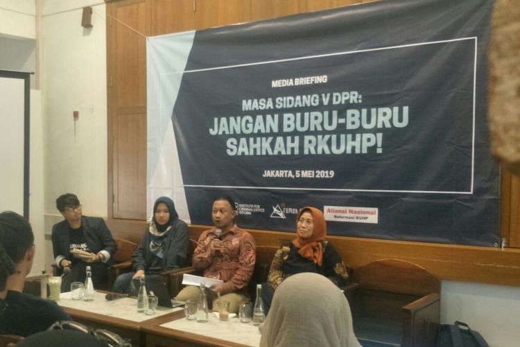 Aliansi Nasional Reformasi KUHP menggelar diskusi yang isinya meminta pemerintah dan DPR tidak buru-buru mengesahkan RKUHP, di kawasak Cikini, Minggu (5/5/2019). 