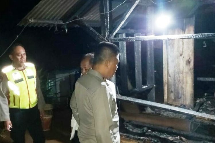 Sejumlah petugas kepolisian melakukan olah TKP di lokasi kebakaran rumah yang menewaskan seorang nenek yang tinggal sebatang kara di Takokak, Kabupaten Cianjur, Jawa Barat.