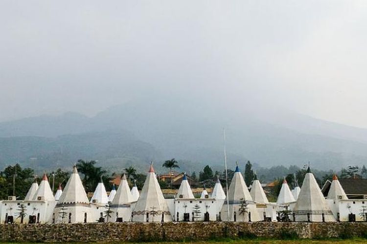 Suasana di kompleks Apache Camp di The Highland Park Resort-Hotel Bogor. Resor wisata ini menawarkan suasana glamorous camping (glamping) atau berkemah mewah dan wah, salah satu tren dunia wisata alam yang sedang digandrungi warga perkotaan.