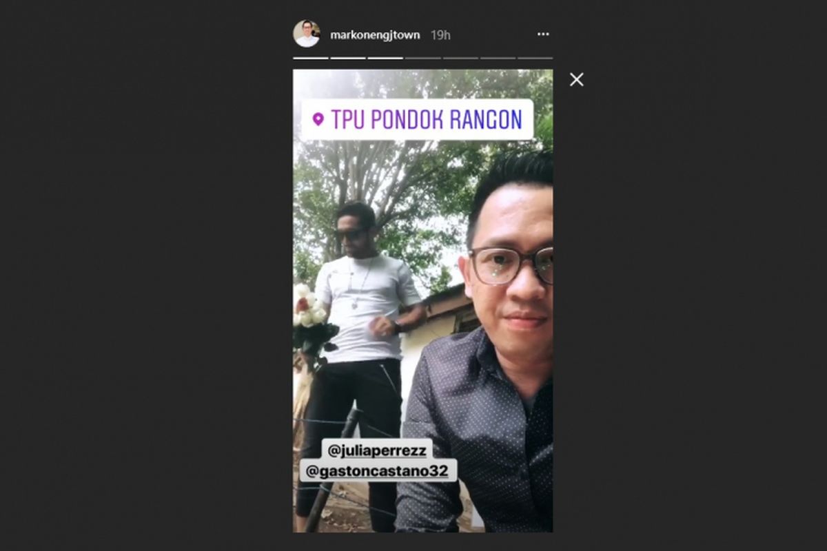 Gaston Castano dan Markoneng berziarah ke makam Julia Perez di TPU Pondok Ranggon, Jakarta Timur.