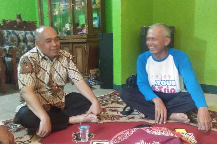 Anggota DPR RI Heri Gunawan (kiri) bersama suami almarhumah Ela Nurlaela, Wahyu (kanan) di rumah duka di Bojong genteng, Sukabumi, Jawa Barat, Minggu (7/4/2019).