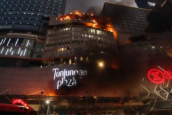 Detik-detik Api Melalap Tunjungan Plaza Surabaya