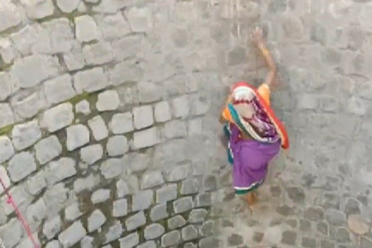 Tangkap layar viral video tersebut memperlihatkan para wanita di dinding sumur tanpa tali atau harness (alat pengaman), turun beberapa meter sampai ke dasar sumur demi seember air.
