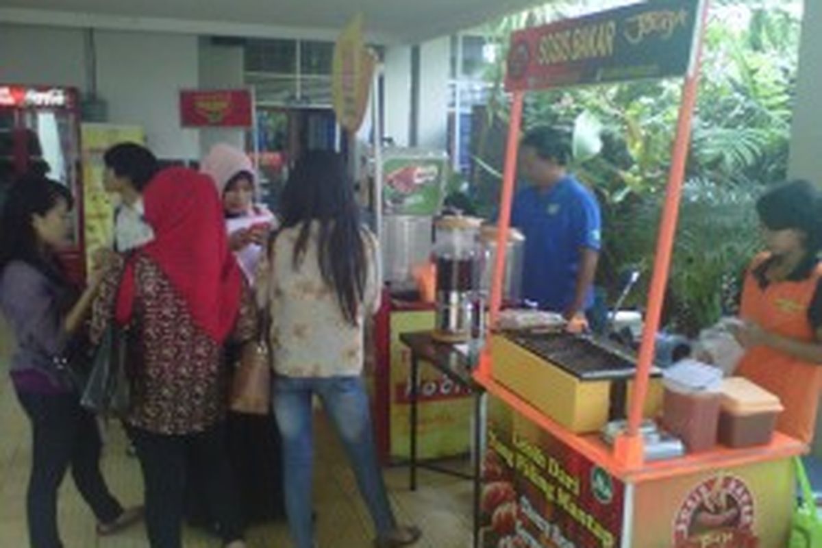 Sejumlah stan makanan di arena Kompas Karier Fair 2013 yang digelar di gedung Pusat Kebudayaan Koesnadi Universitas Gajah Mada (UGM) Yogyakarta, Rabu (26/6/2013).