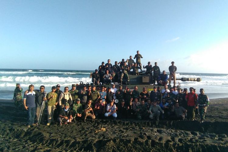 Tim penguji dari TNI AD berfoto bersama tim Pindad dan FNSS di atas dan hadapan medium tank di Kebumen, Sabtu (11/8/2018). Medium tank hasil pengembangan PT Pindad dan FNSS Turki memasuki uji daya gerak atau mobilitas. 