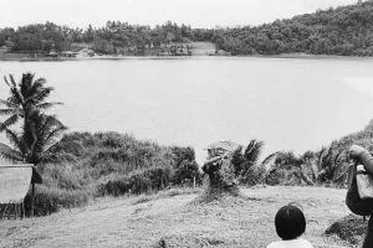 Suasana di Danau Linow, Kota Tomohon, Sulawesi Utara, yang menjadi salah satu obyek wisata andalan di Kota Tomohon, Minggu (12/1/2014). Warna air Danau Linow yang dikenal sebagai danau vulkanis bisa berubah warna akibat pengaruh kandungan belerang, pembiasan cahaya, dan pantulan vegetasi di sekitar danau. Udara sejuk di sekitar danau membuat pengunjung akan terasa betah berada di sana.