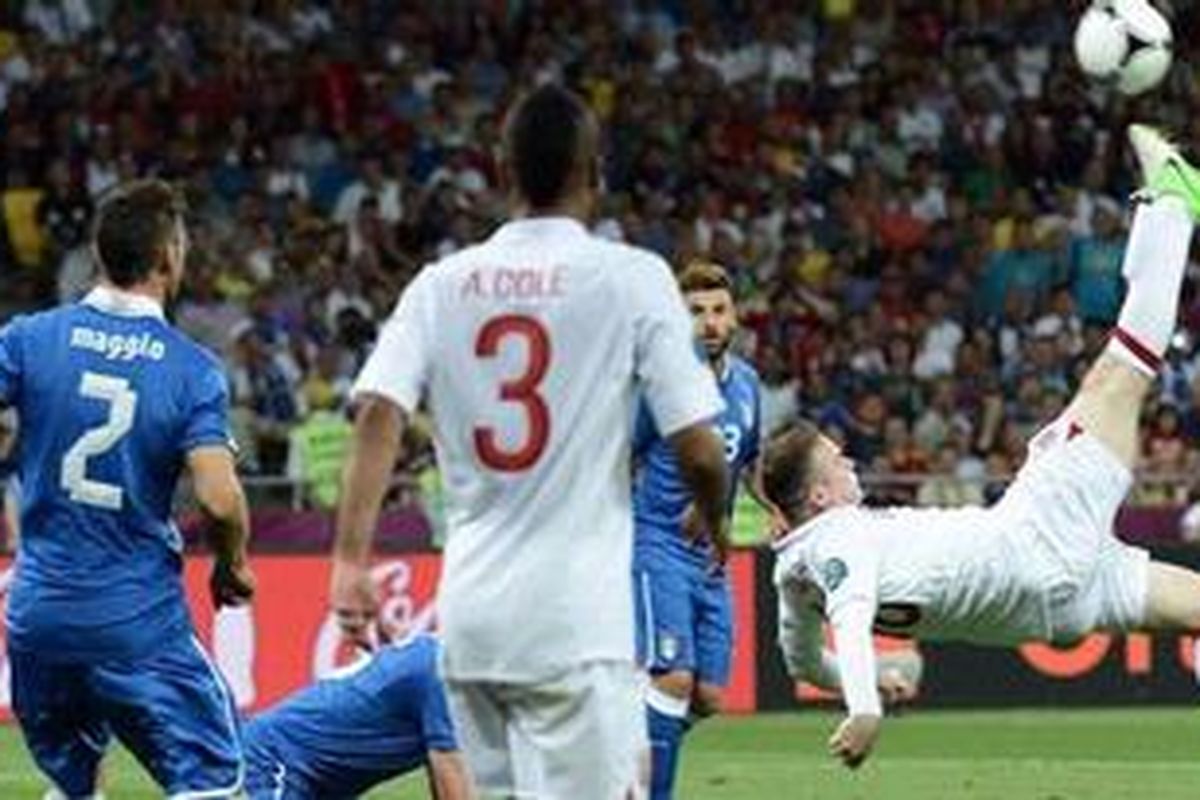 Penyerang Inggris, Wayne Rooney (kanan), melakukan tendangan salto, yang gagal mengarah tepat ke gawang Italia, menjelang akhir babak normal pertandingan perempat final Piala Eropa, di Olympic Stadium, Kiev, Minggu (24/6/2012).
