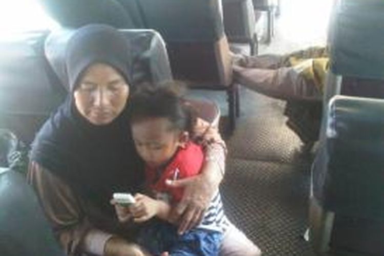 Siti Sarofah menunggu jasad suaminya di dalam bus Tentrem Surabaya-Malang.