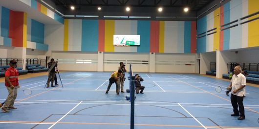 Menteri Pekerjaan Umum dan Perumahan Rakyat (PUPR) Basuki Hadimuljono bermain badminton sekaligus menjajal Lapangan Bulutangkis di Gelora Bung Karno (GBK) Senayan, Jakarta, Kamis (11/5/2018).