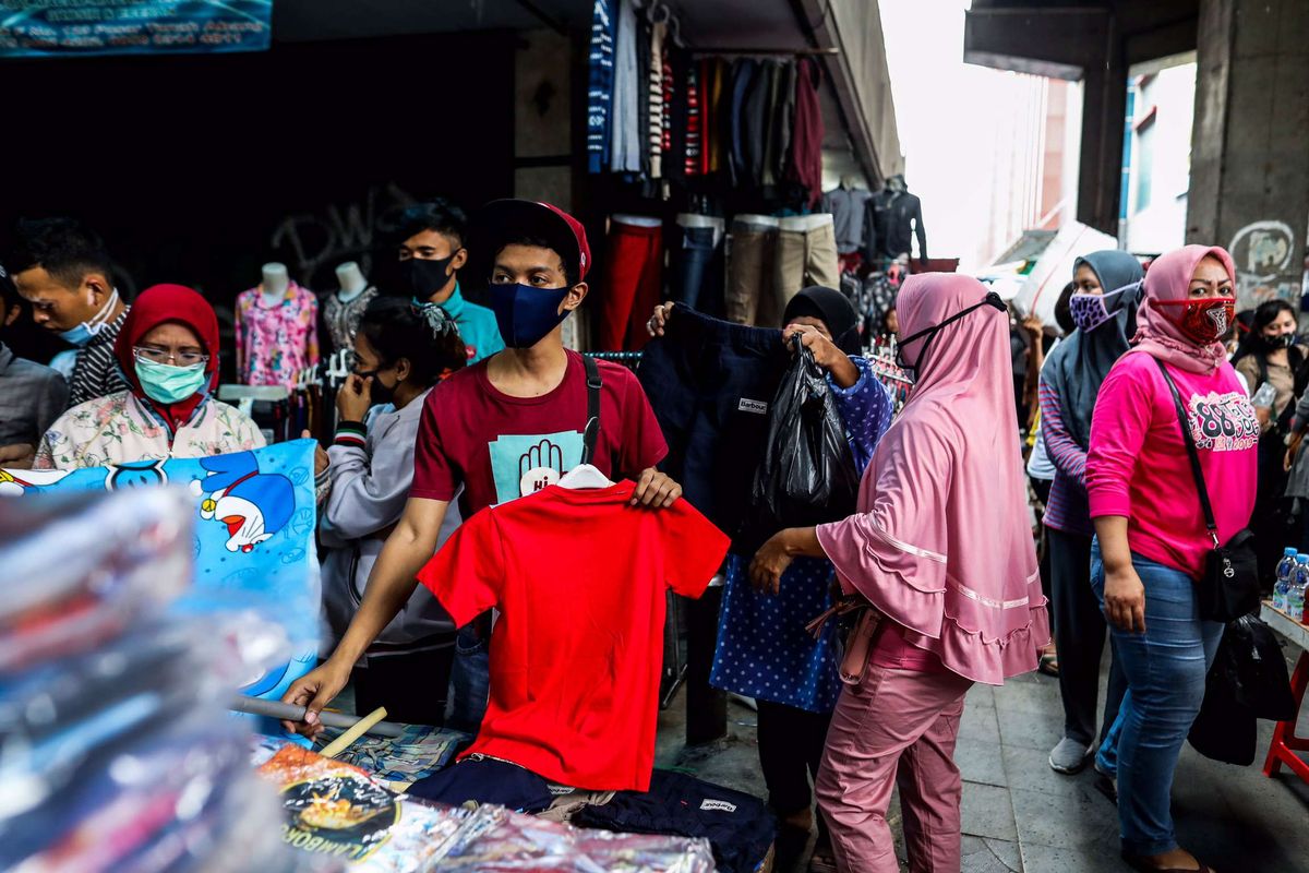 Warga saat berbelanja di tengah pembatasan sosial berskala besar (PSBB) di Pasar Tanah Abang, Jakarta Pusat, Senin (18/5/2020). Pedagang kembali meramaikan pasar Tanah Abang, saat Pemerintah Provinsi DKI Jakarta kembali memperpanjang penutupan sementara Pasar Tanah Abang hingga 22 Mei 2020 untuk mengurangi kerumunan orang di ruang publik guna mencegah penyebaran COVID-19.