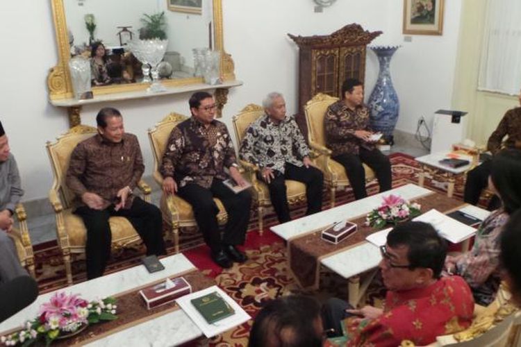Presiden Joko Widodo saat menggelar rapat konsultasi bersama pimpinan DPR di Istana Merdeka, Jakarta, Selasa (13/10/2015).