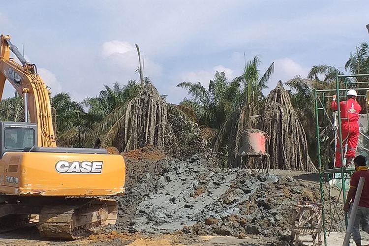 Alat berat eskavator membuat sekatan untuk mengantisipasi semburan lumpur mengalir ke pekarangan Ponpes IBS Riau Kampus 2 di Kelurahan Tuah Negeri, Kecamatan Tenayan Raya, Kota Pekanbaru, Riau, Rabu (10/2/2021).