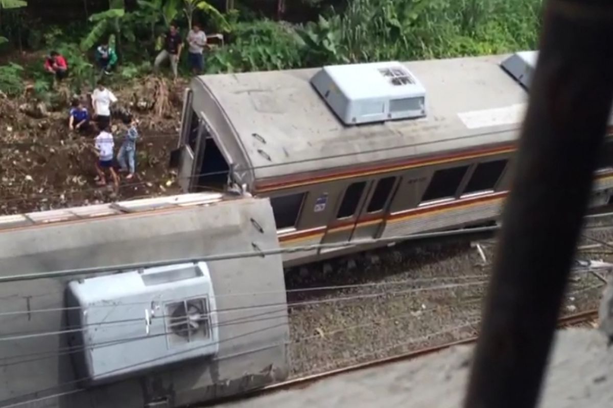 kereta rel listrik (KRL) 1722 jurusan Jatinega menuju Bogor terguling di perlintasan kereta antara antara Stasiun Cilebut dan Bogor, Minggu (10/3/2019).