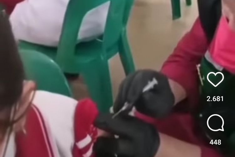 Tangkapan layar video yang viral memperlihatkan vaksinasi terhadap anak diduga kosong. Dinas Kesehatan Sumatera Utara akan melakukan investigasi.