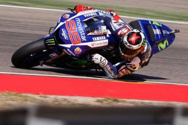 Pebalap Movistar Yamaha asal Spanyol, Jorge Lorenzo, memacu motornya pada sesi kualifikasi GP Aragon di Sirkuit MotorLand, Sabtu (26/9/2015).