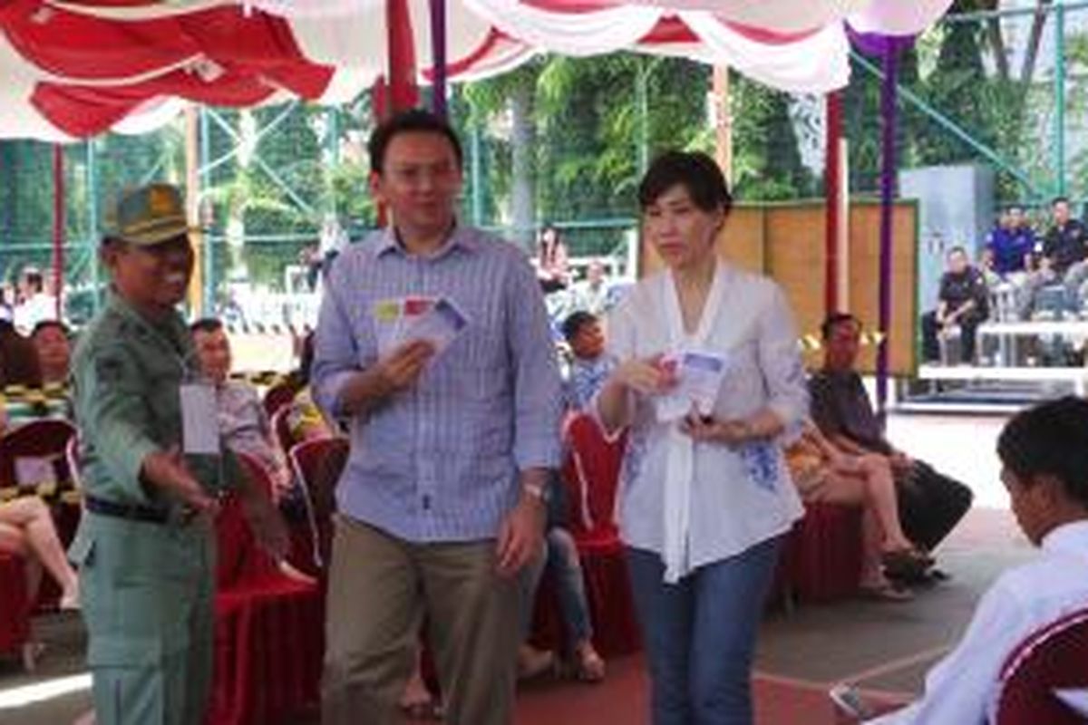 Wakil Gubernur DKI Jakarta Basuki Tjahaja Purnama bersama istri Veronica Tan mencoblos di TPS 067, Muara Karang, Jakarta, Rabu (9/4/2014).