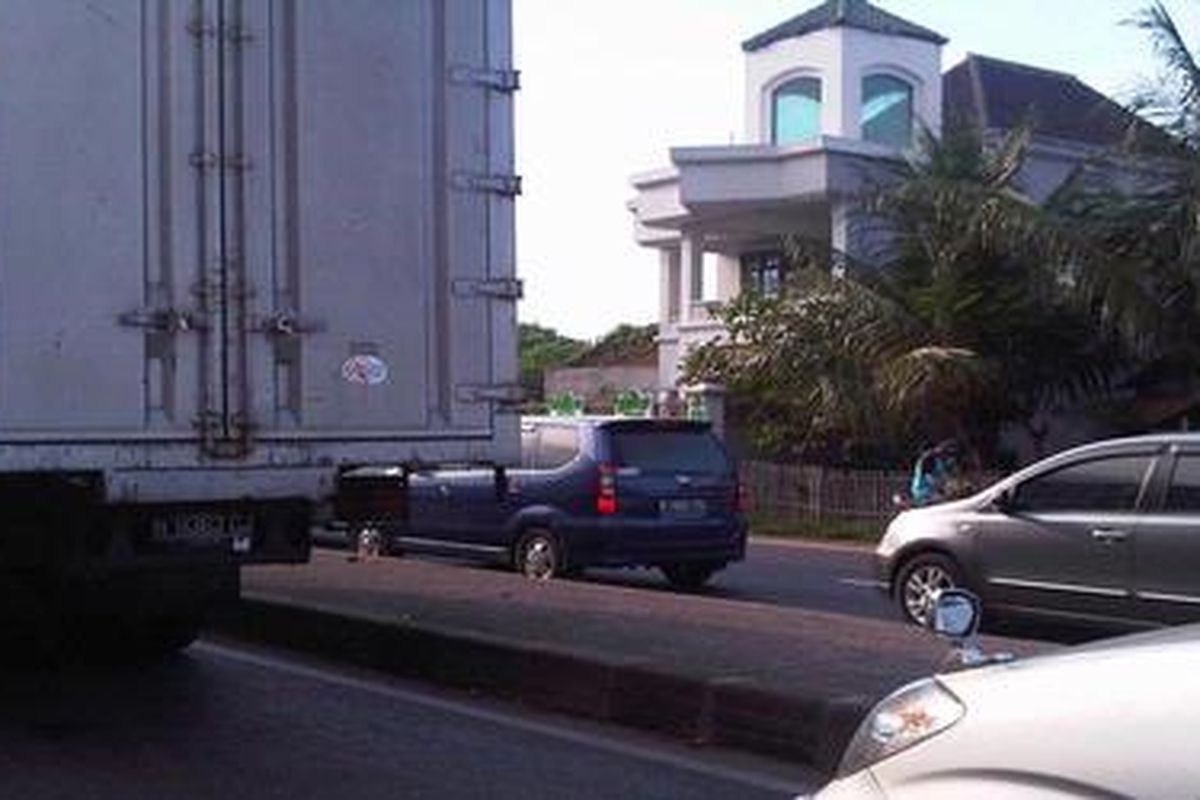 Kemacetan di Pantura Jawa Barat, Minggu (11/12/2011).